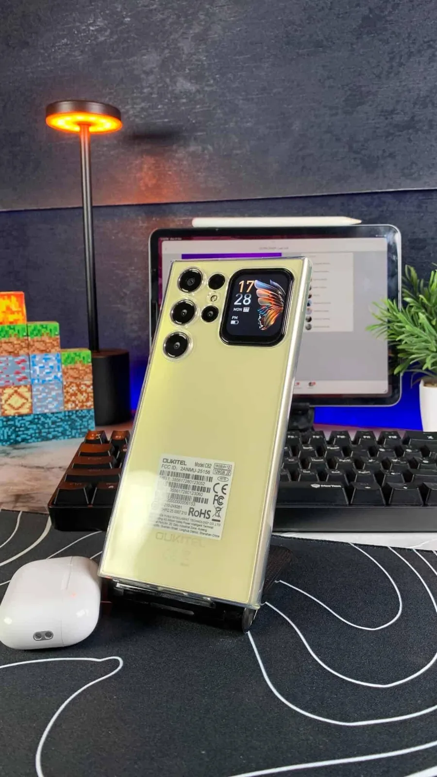 هاتف OUKITEL C62 باللون الذهبي من الخلف